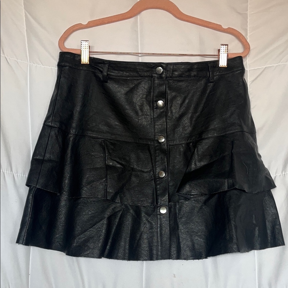 Love Tree Black Vegan Leather Ruffled Tiered Snap Close Mini Skirt Large